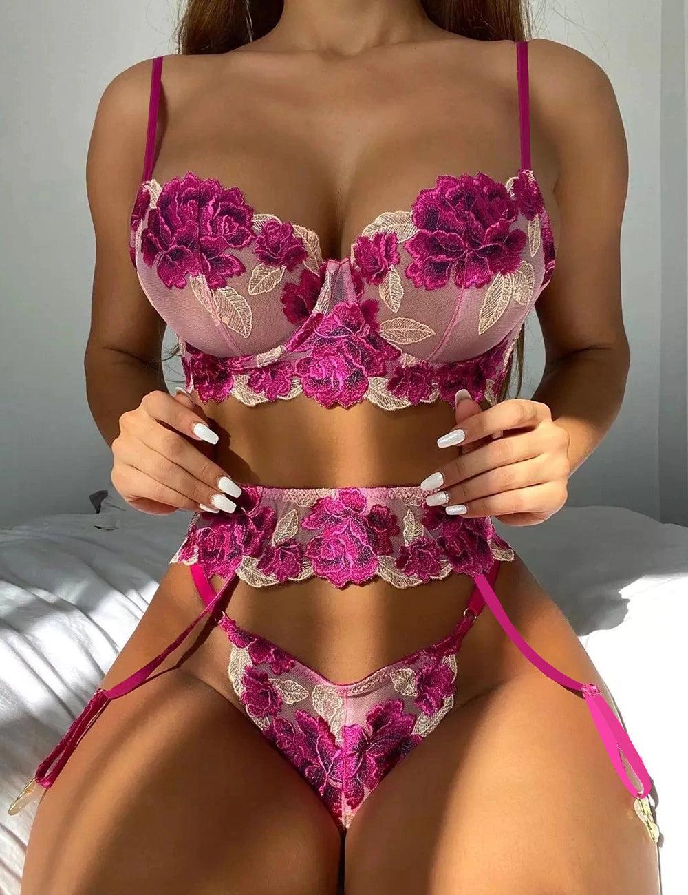 Conjunto de encaje floral y liguero